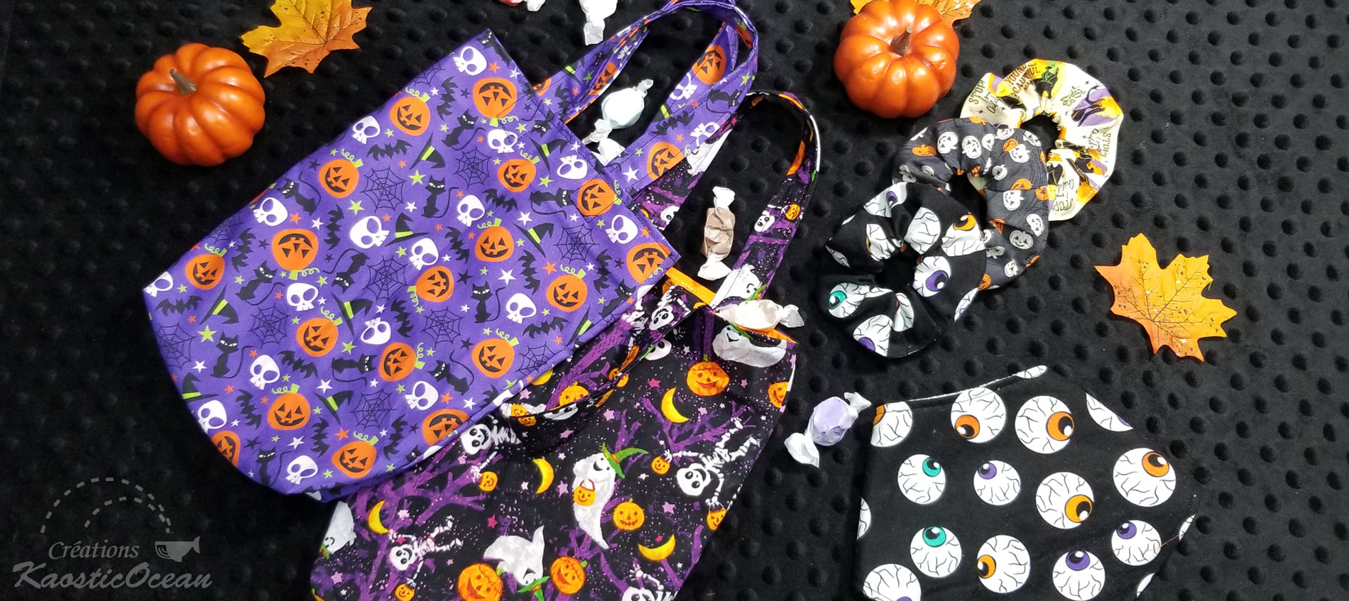 Sacs, élastiques et bavoir avec motifs d'Halloween.